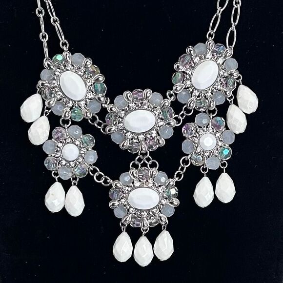 Charming Charlie Floral Bib Necklace Women's 7” Drop Silver-tone & White Chunky - Picture 5 of 8